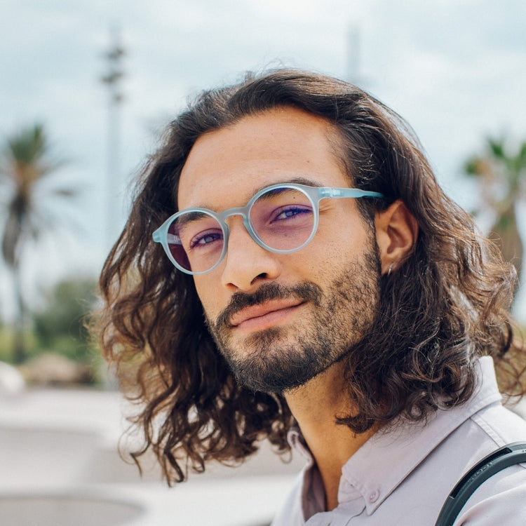 Barner man Blue Light Glasses joven bright sky