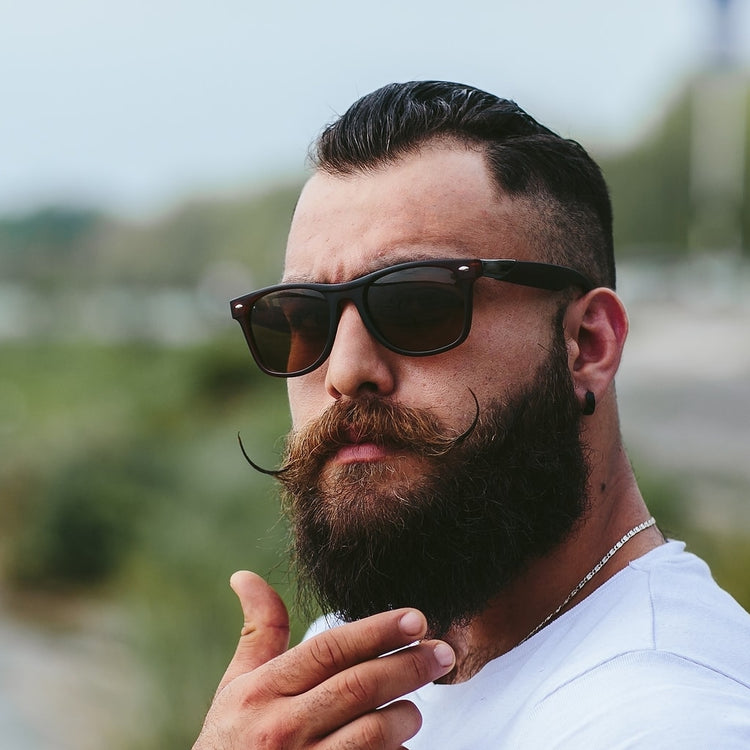 hombre-gafas_de_sol_pensativo-barba-aire-libre_Foto_teksomolika